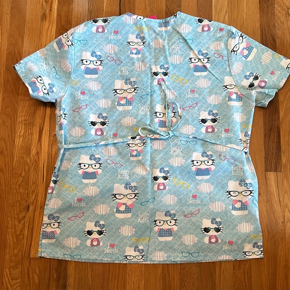 Medium hello kitty scrub top great condition - Picture 3 of 5